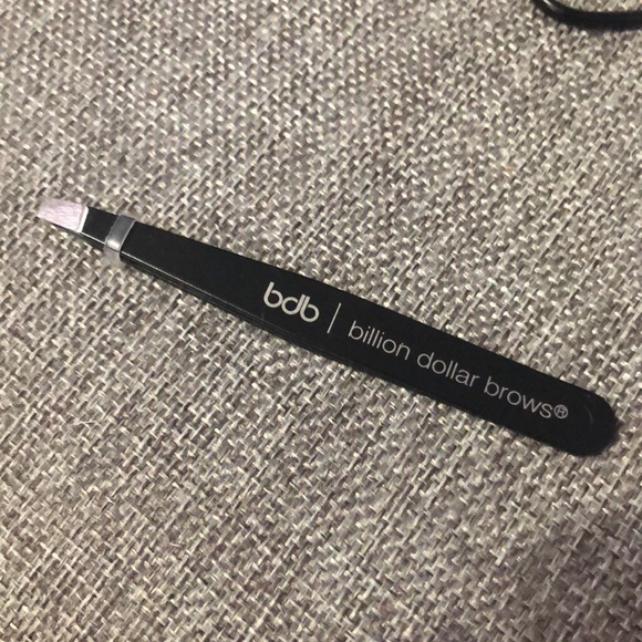 New in Box Billon Dollar Brow Kit - Picture 6 of 8